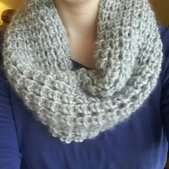 Gray infinity scarf - Picture 2 of 3